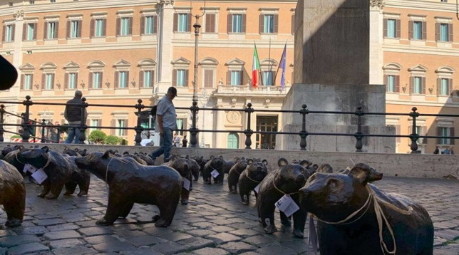 Il flash mob degli orsi bruni marsicani a Roma: "Garantiamo loro un futuro"