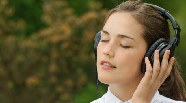 Donne, ragazza, ascolto, musica, relax, benessere