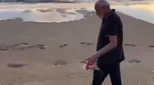India, il premier Modi raccoglie rifiuti sulla spiaggia: 