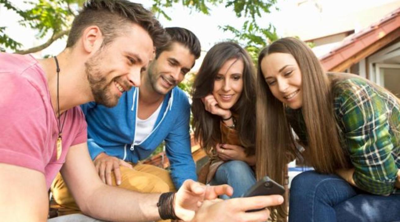 Chat pericolose, nel telefono di un ragazzo su 3 c'è materiale "forte"