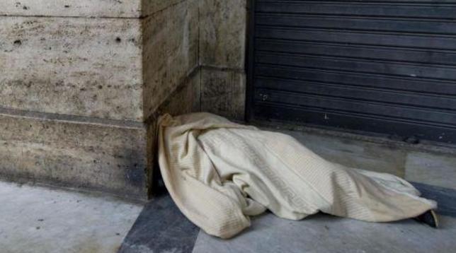 clochard,morto,napoli,