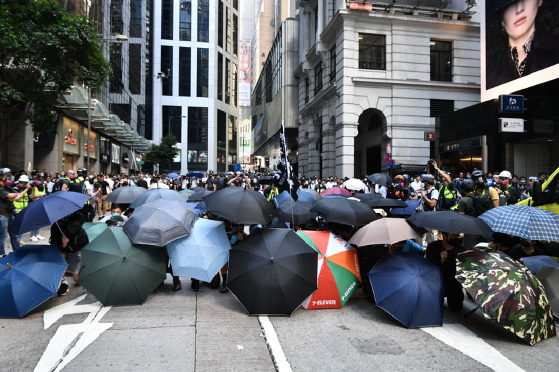 Hong Kong, scontri con i manifestanti: la polizia spara