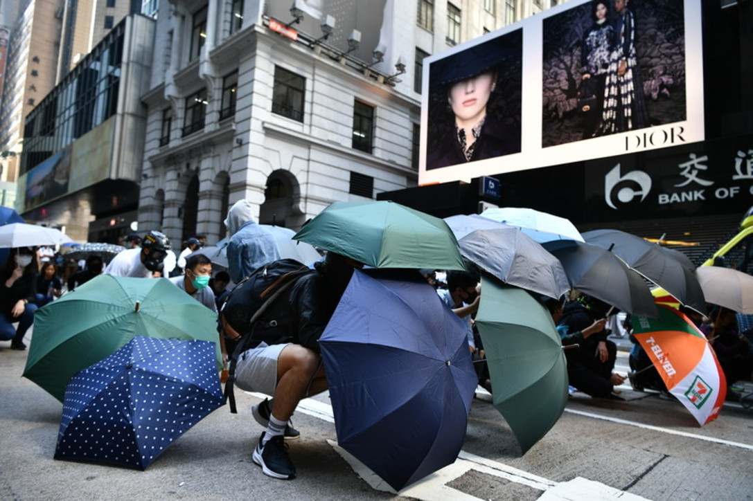 Hong Kong, scontri con i manifestanti: la polizia spara
