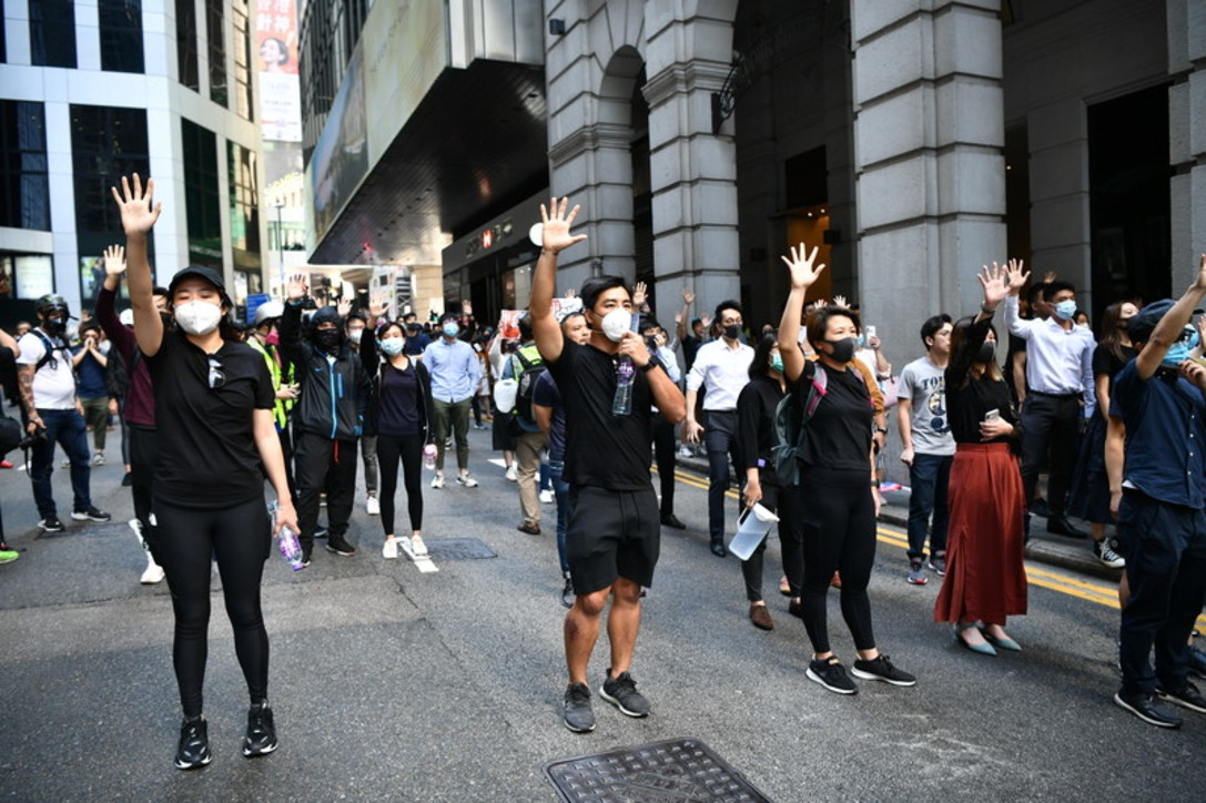 Hong Kong, scontri con i manifestanti: la polizia spara