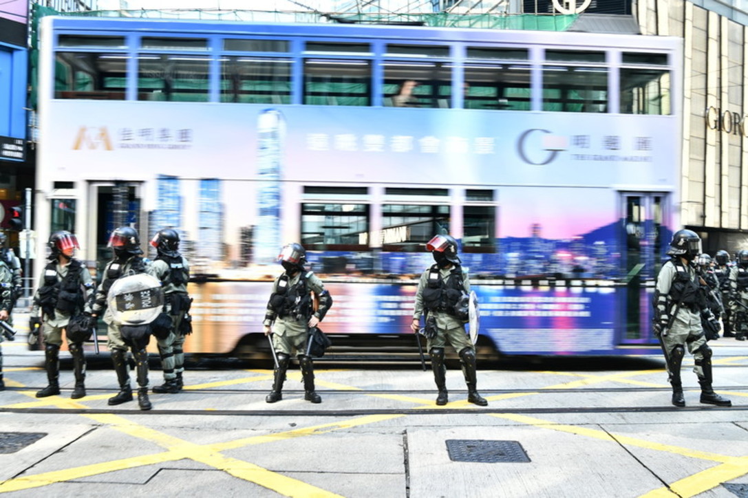 Hong Kong, scontri con i manifestanti: la polizia spara