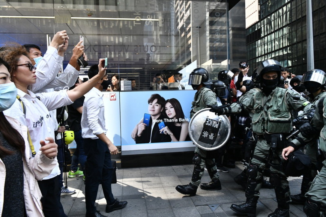 Hong Kong, scontri con i manifestanti: la polizia spara
