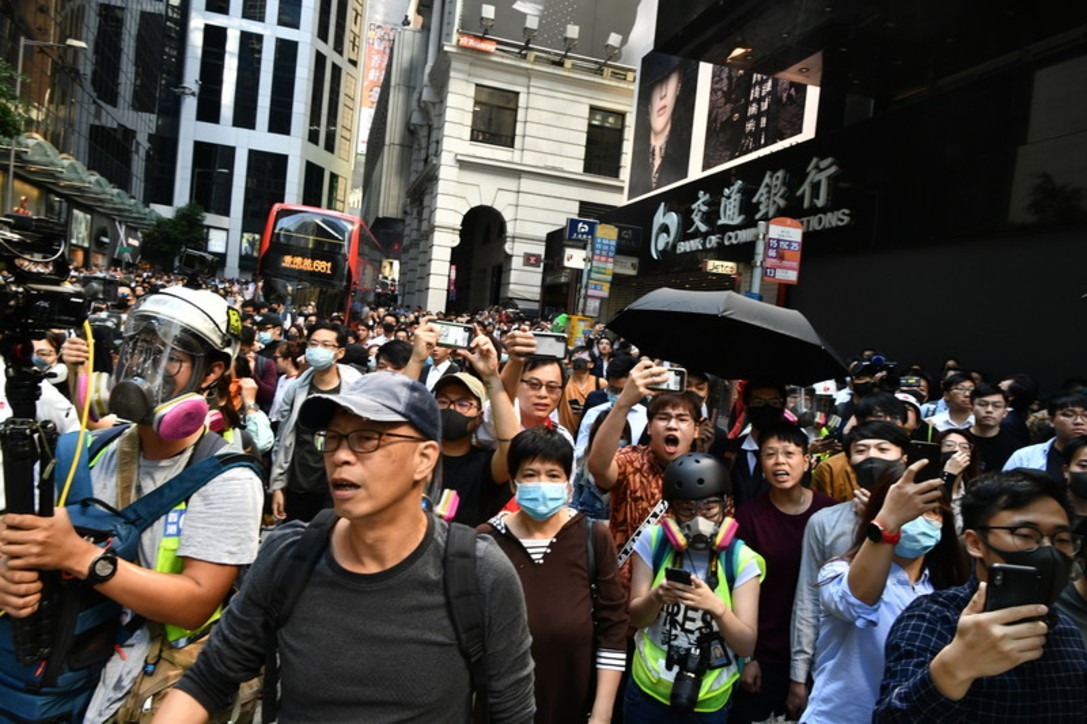 Hong Kong, scontri con i manifestanti: la polizia spara
