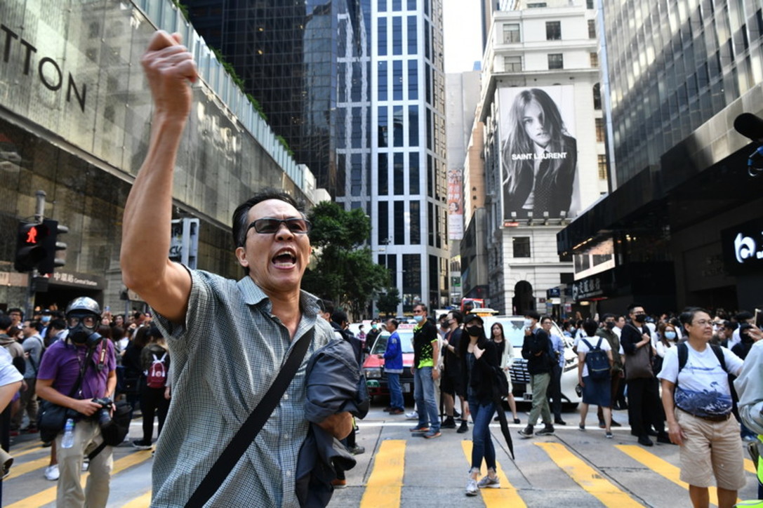 Hong Kong, scontri con i manifestanti: la polizia spara