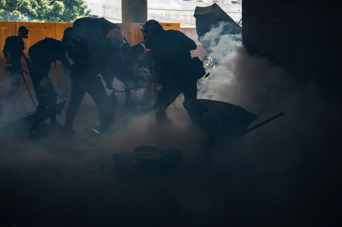 Hong Kong, scontri con i manifestanti: la polizia spara