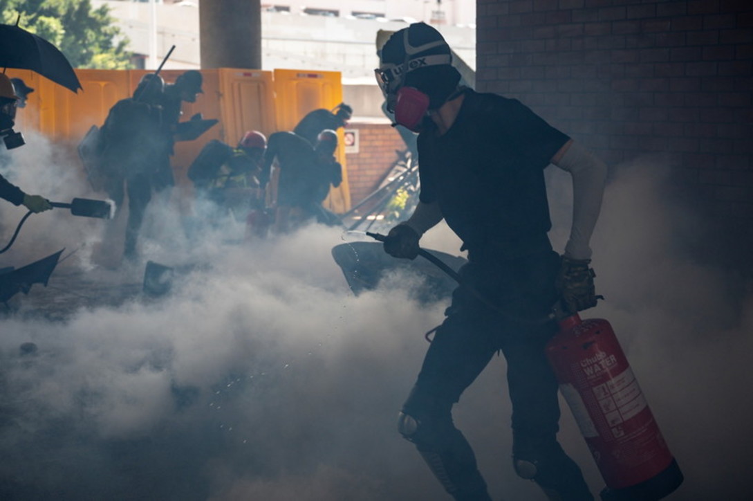 Hong Kong, scontri con i manifestanti: la polizia spara