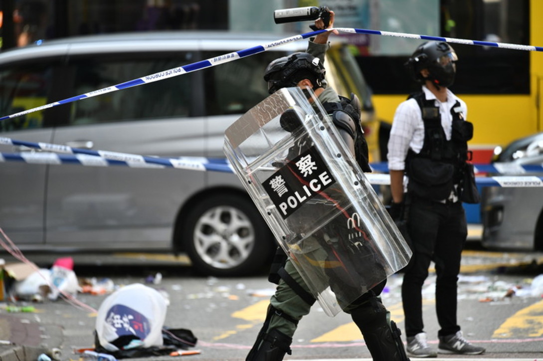 Hong Kong, scontri con i manifestanti: la polizia spara
