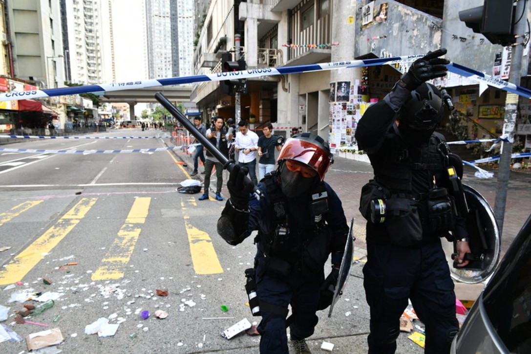 Hong Kong, scontri con i manifestanti: la polizia spara