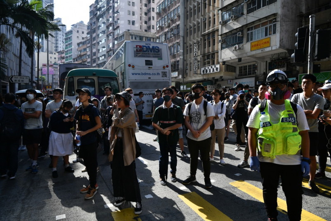 Hong Kong, scontri con i manifestanti: la polizia spara