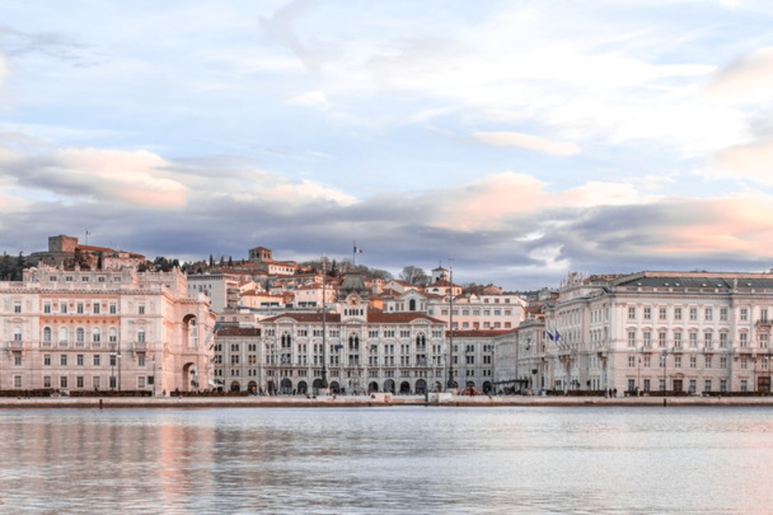 Trieste cosmopolita, incastonata tra il mare e i monti
