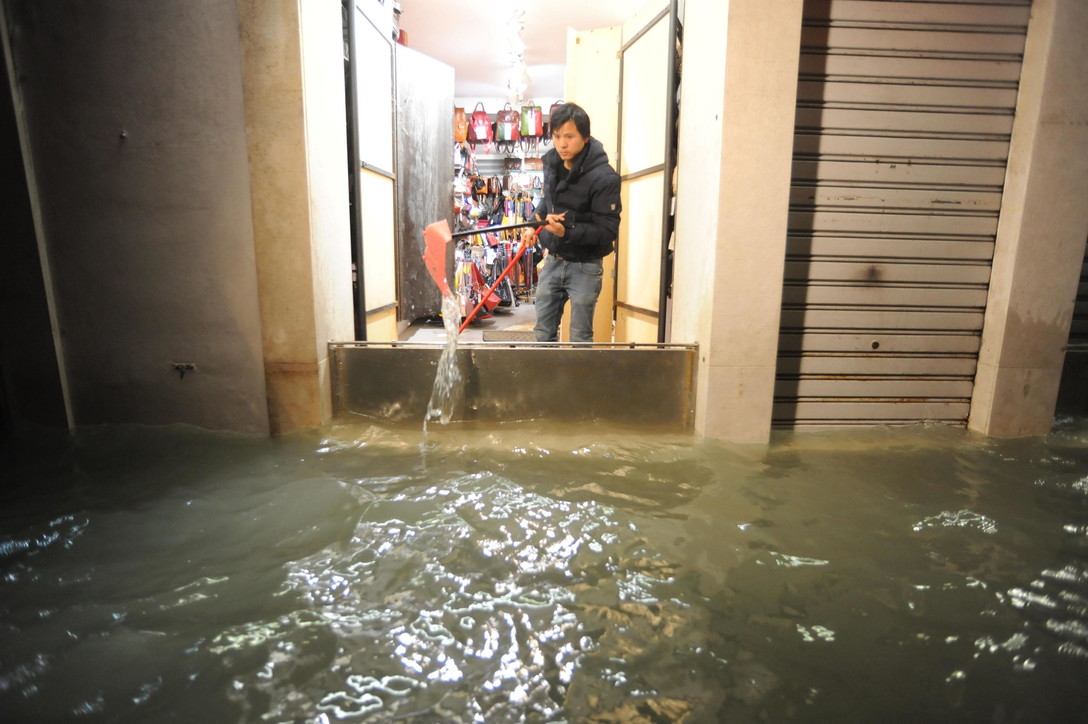 Venezia sommersa, barche e gondole devastate per la città