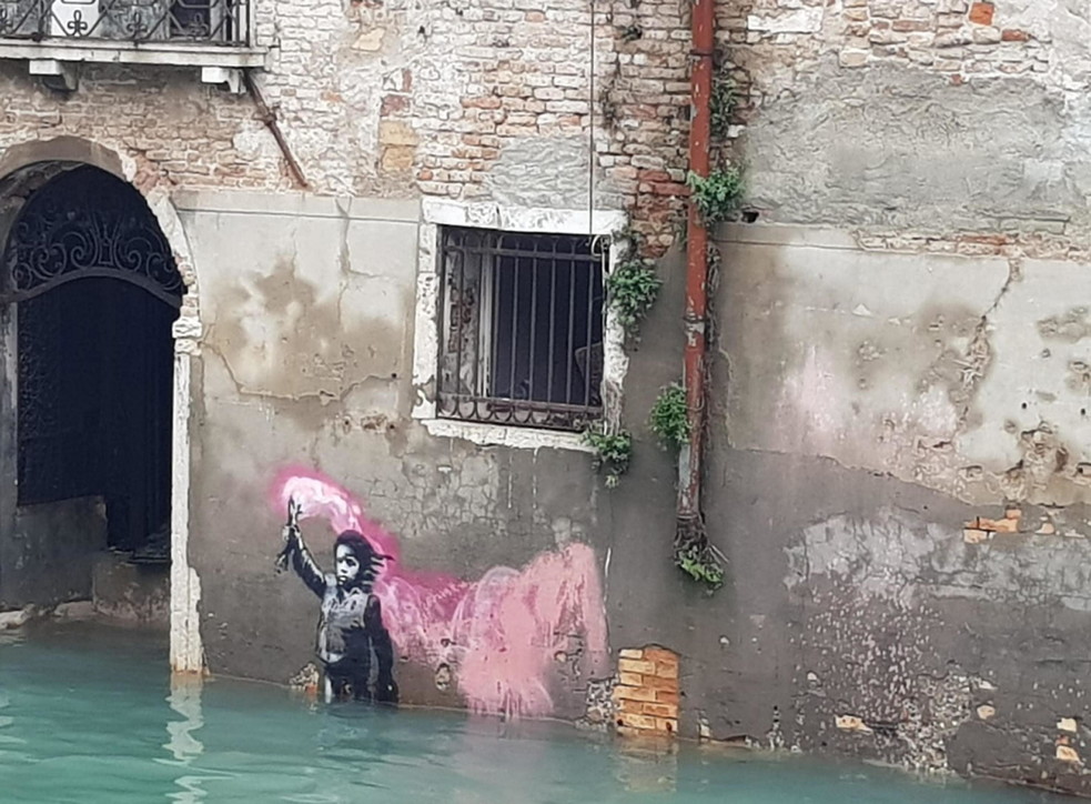 Venezia sommersa, barche e gondole devastate per la città