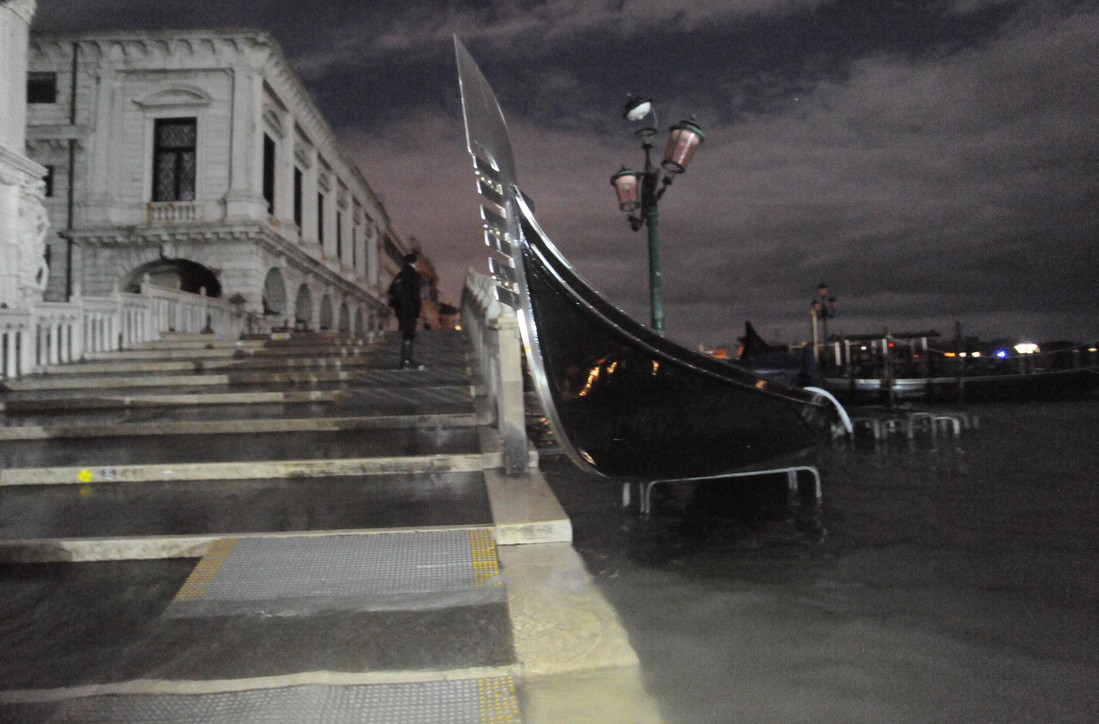 Venezia sommersa, barche e gondole devastate per la città