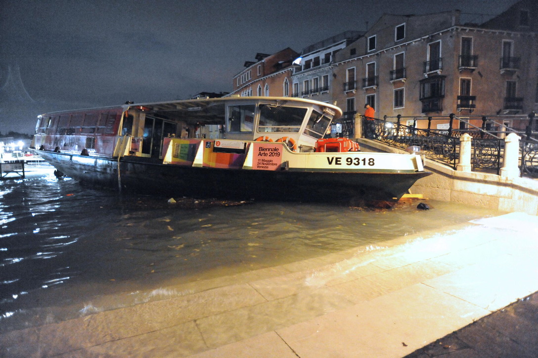 Venezia sommersa, barche e gondole devastate per la città