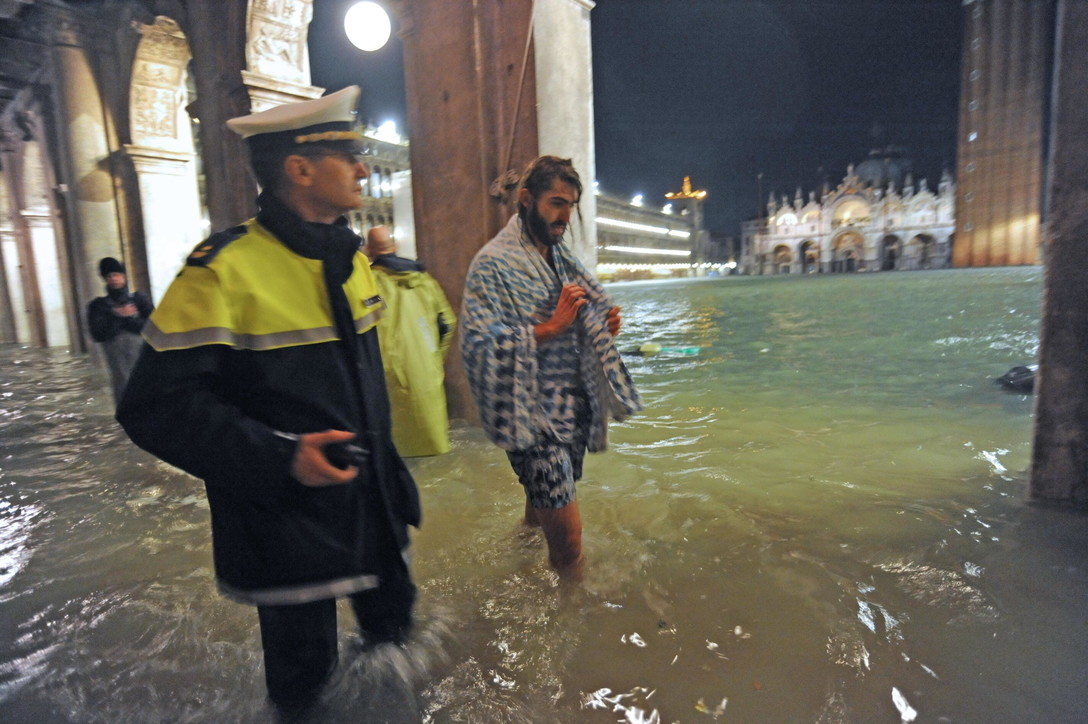 Venezia sommersa, barche e gondole devastate per la città