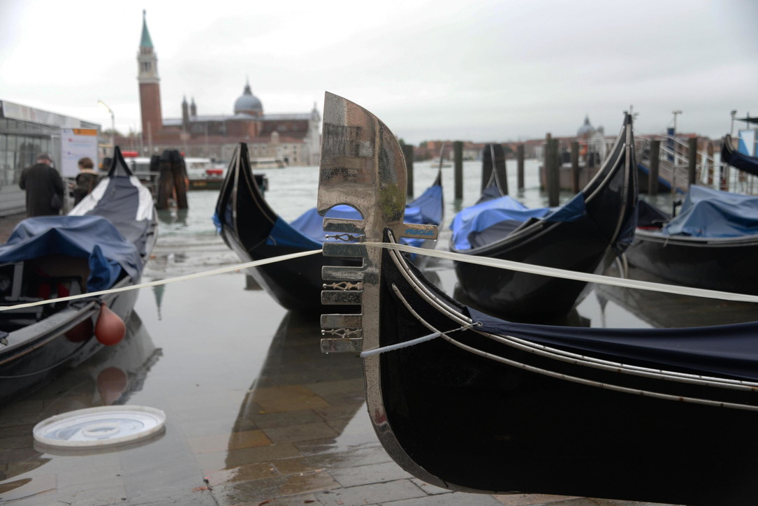 Venezia sommersa, barche e gondole devastate per la città