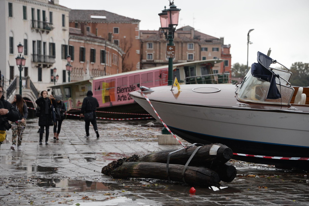 Venezia sommersa, barche e gondole devastate per la città