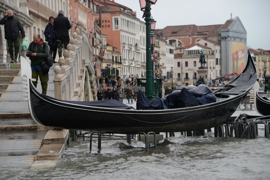 Venezia sommersa, barche e gondole devastate per la città