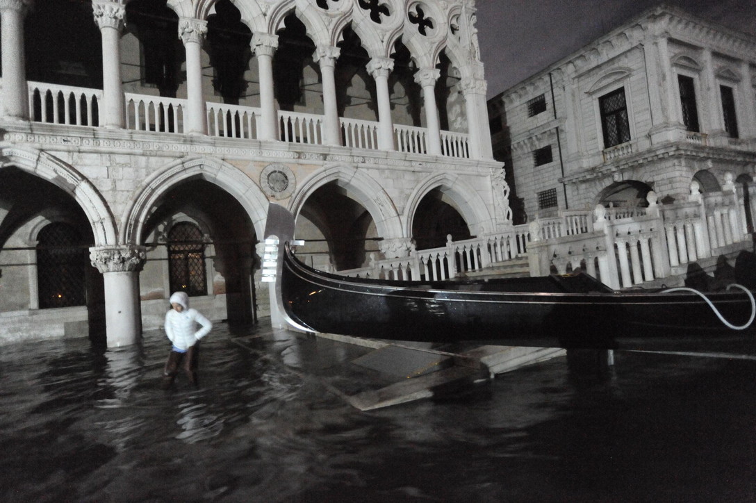 Venezia sommersa, barche e gondole devastate per la città
