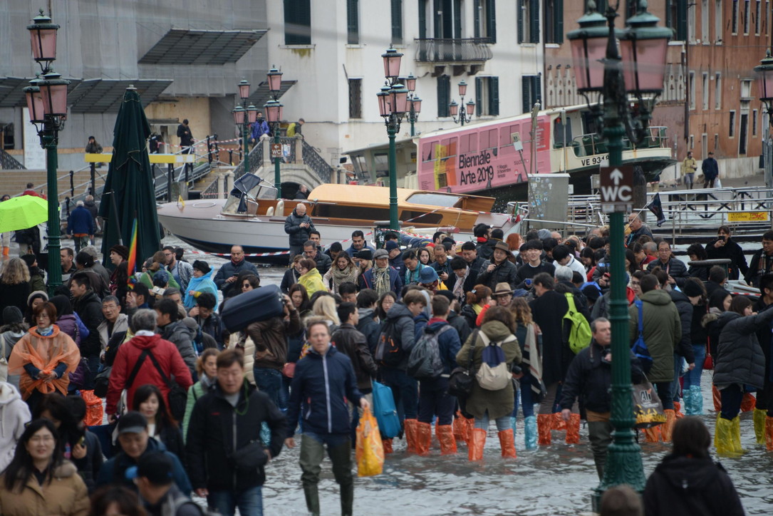Venezia sommersa, barche e gondole devastate per la città