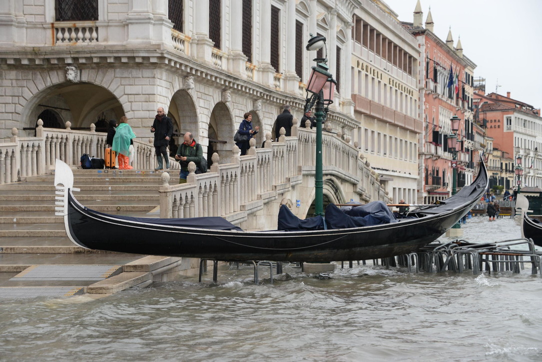 Venezia sommersa, barche e gondole devastate per la città