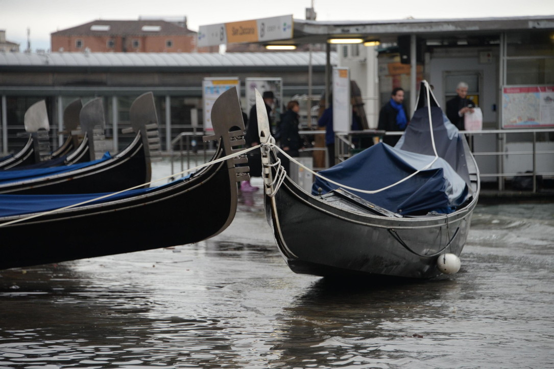 Venezia sommersa, barche e gondole devastate per la città
