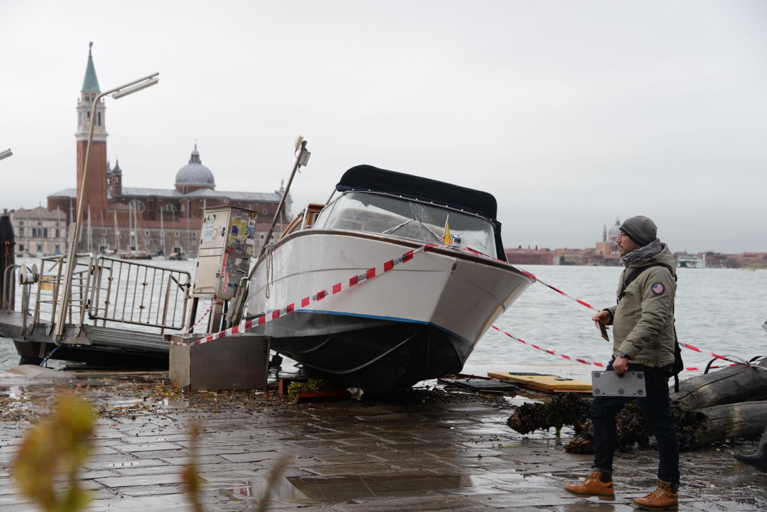 Venezia sommersa, barche e gondole devastate per la città