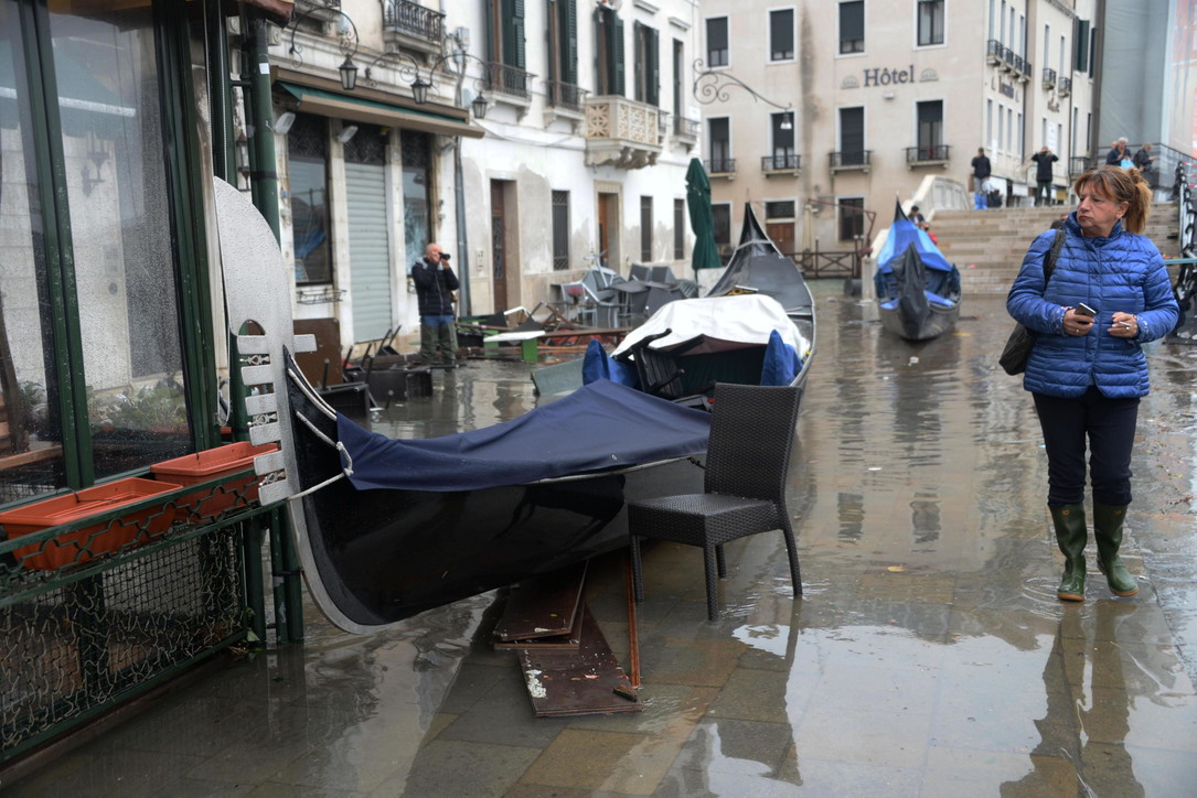 Venezia sommersa, barche e gondole devastate per la città