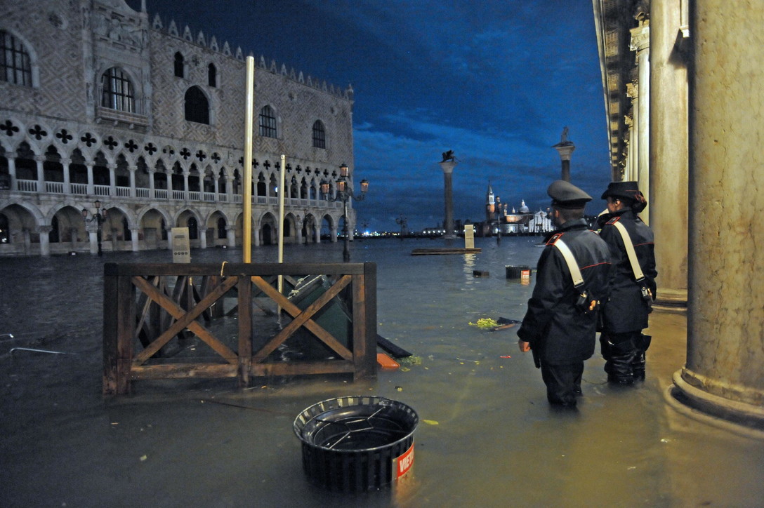 Venezia sommersa, barche e gondole devastate per la città