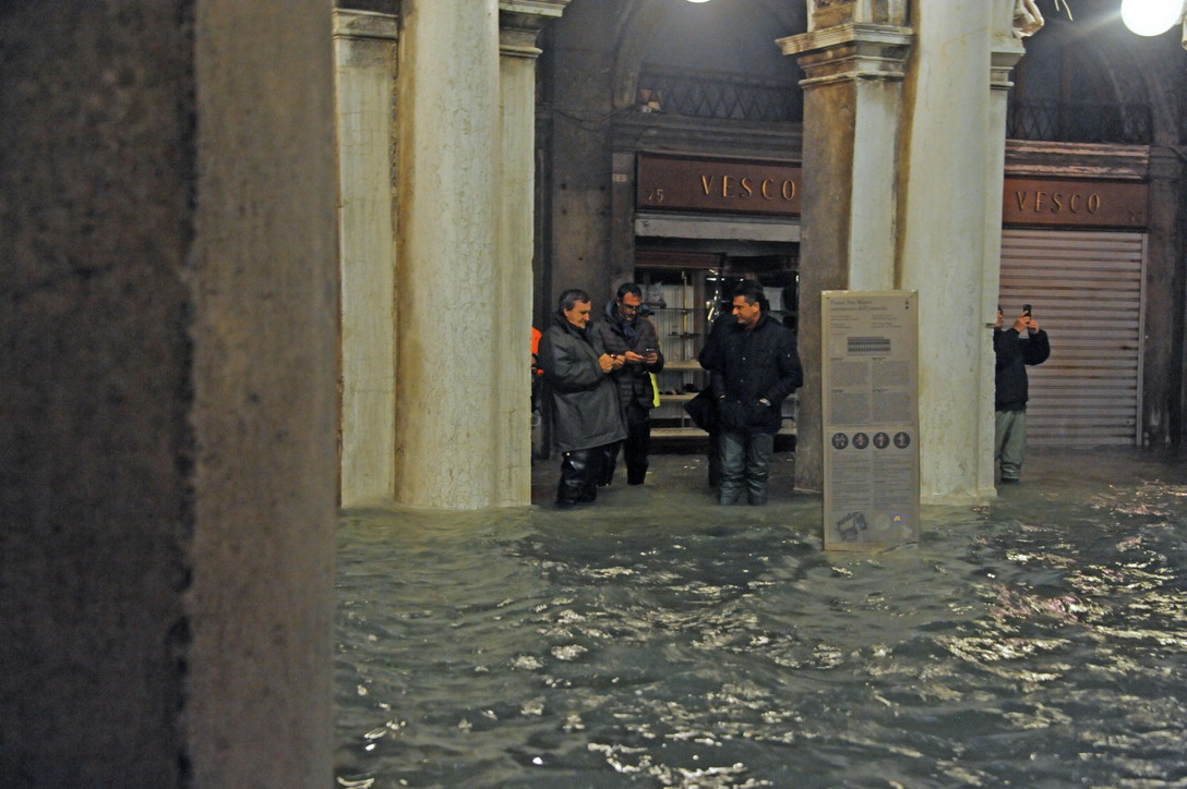 Venezia sommersa, barche e gondole devastate per la città