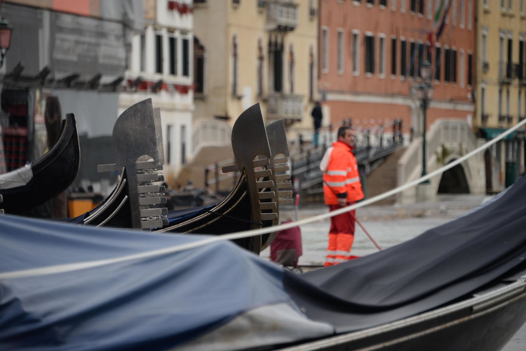 Venezia sommersa, barche e gondole devastate per la città