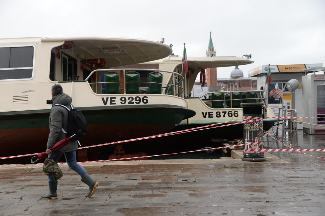 Venezia sommersa, barche e gondole devastate per la città