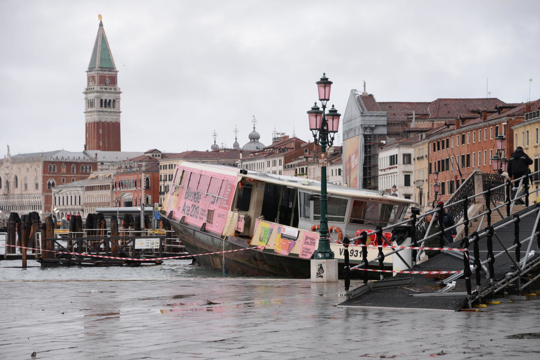 Venezia sommersa, barche e gondole devastate per la città