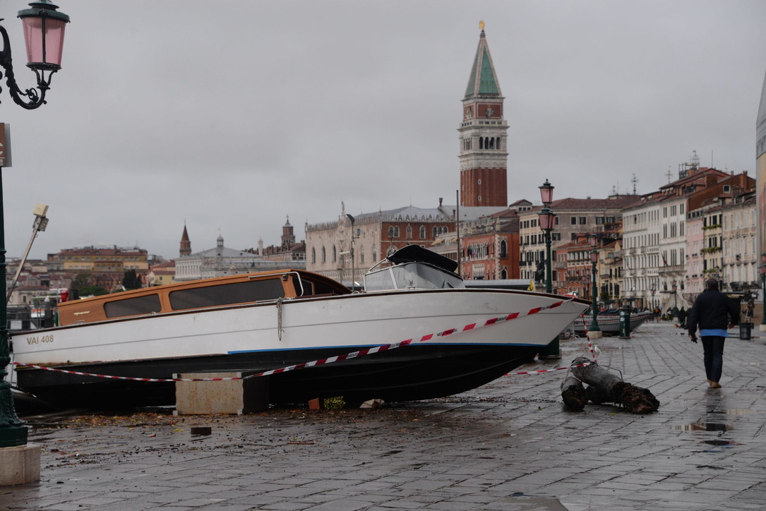 Venezia sommersa, barche e gondole devastate per la città