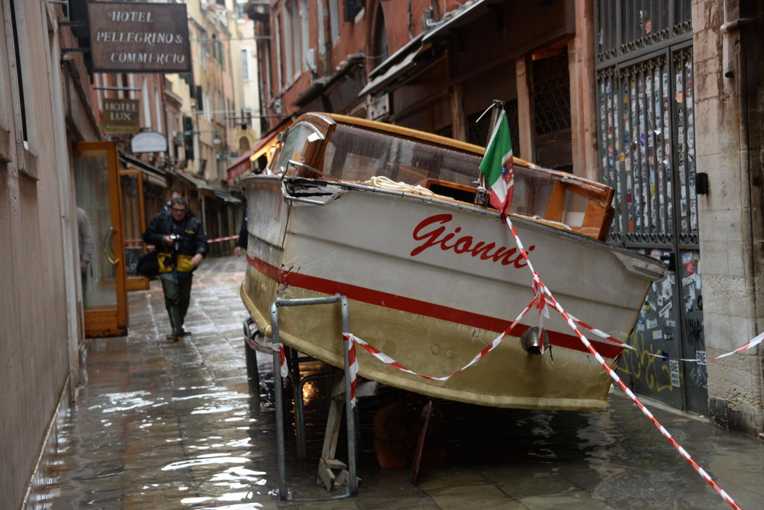 Venezia sommersa, barche e gondole devastate per la città