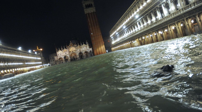 venezia devastata alta marea barche gondole cronaca