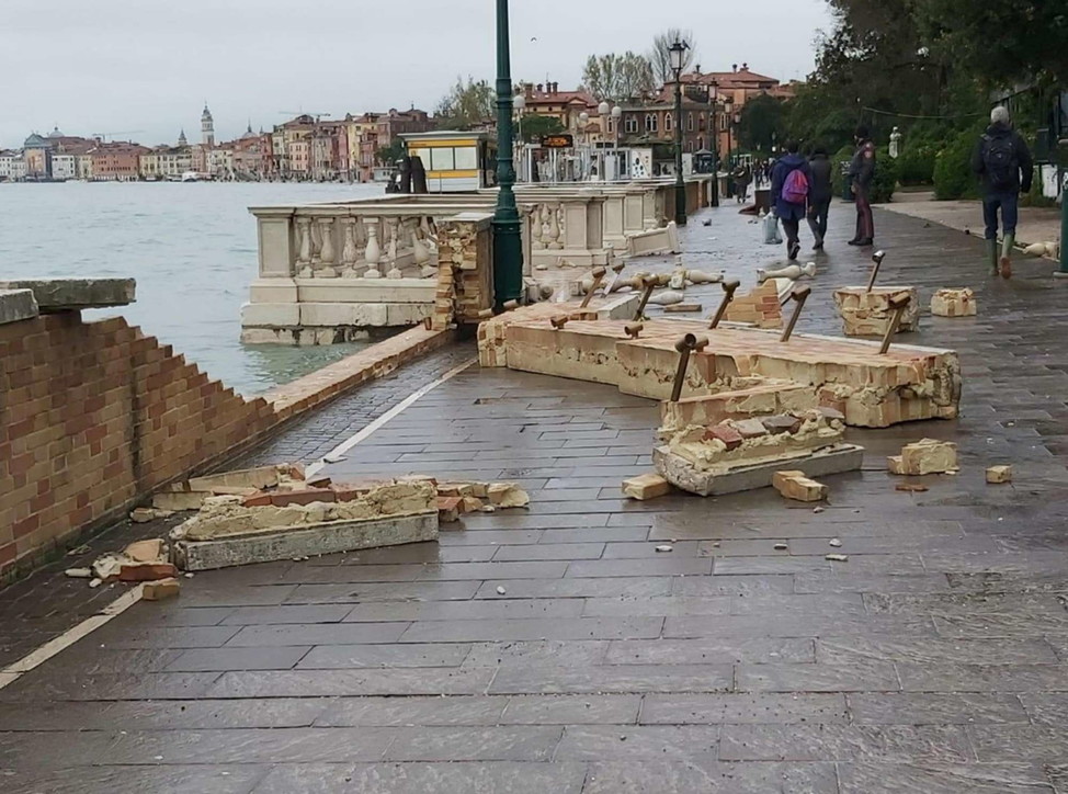 Venezia sommersa, barche e gondole devastate per la città