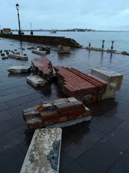 Venezia sommersa, barche e gondole devastate per la città