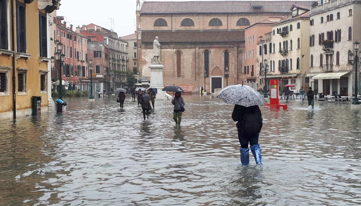 Venezia sommersa, barche e gondole devastate per la città