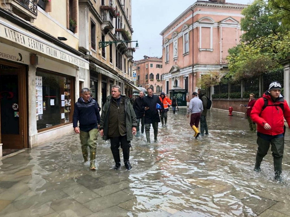 Venezia sommersa, barche e gondole devastate per la città