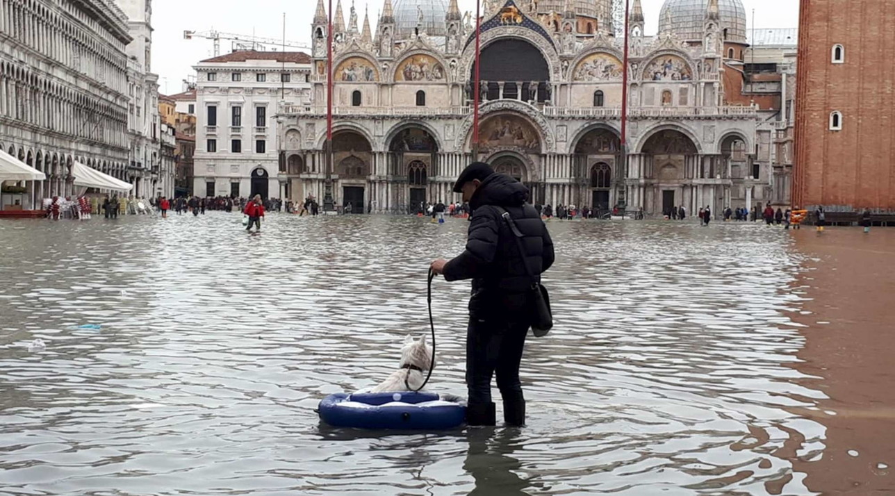 Venezia sommersa, barche e gondole devastate per la città