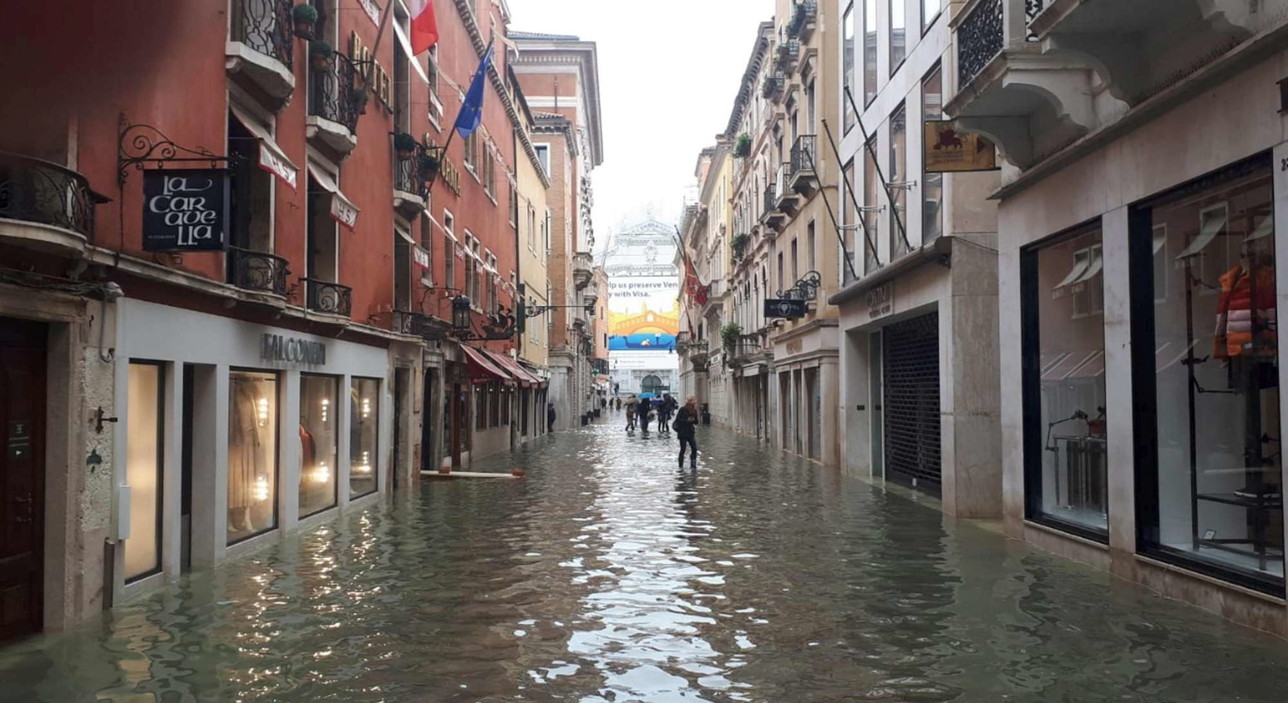 Venezia sommersa, barche e gondole devastate per la città