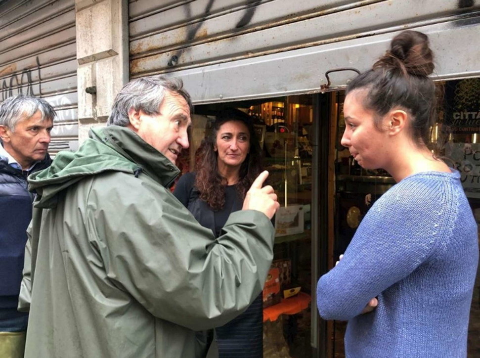 Venezia sommersa, barche e gondole devastate per la città