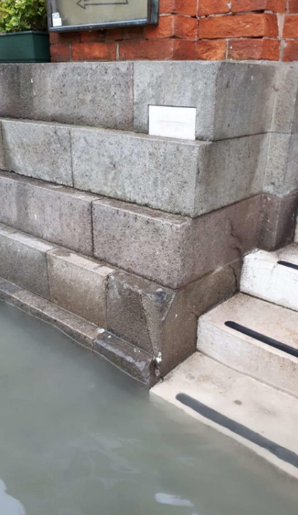 Venezia sommersa, barche e gondole devastate per la città