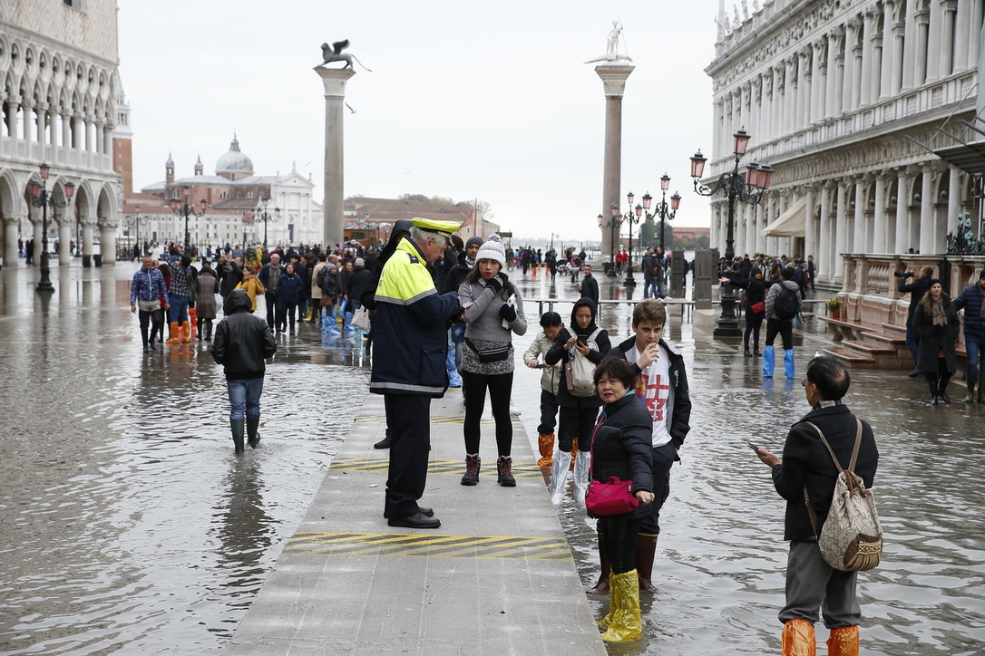 Venezia sommersa, barche e gondole devastate per la città