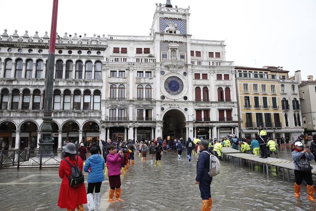 Venezia sommersa, barche e gondole devastate per la città